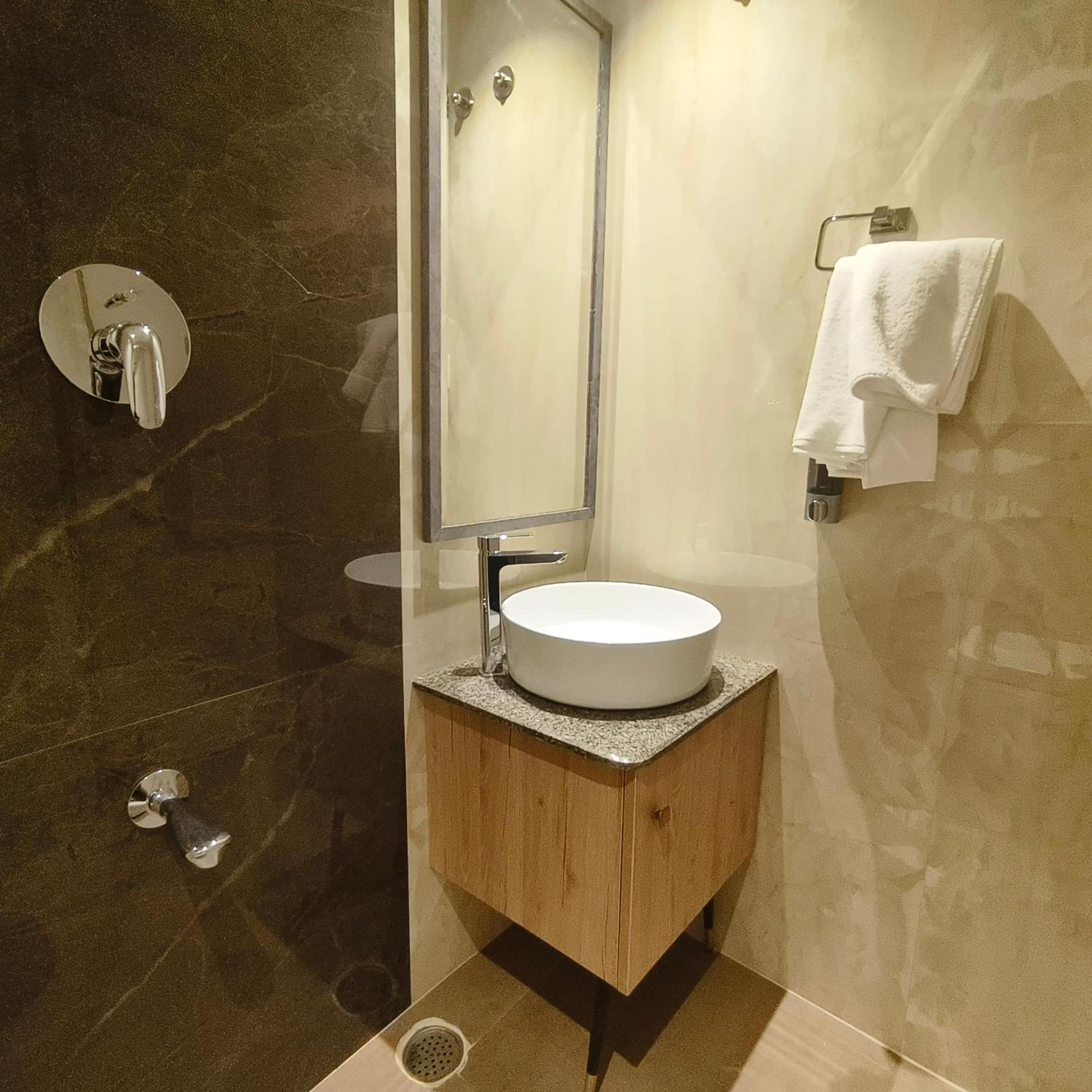 Olive Hotel Le Opera By Embassy Group 벵갈루루 외부 사진